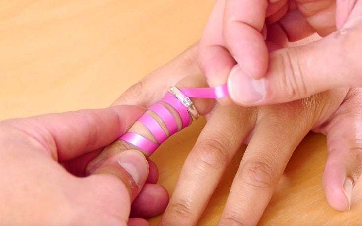 Ο έξυπνος τρόπος για να βγάλετε δαχτυλίδια που έχουν σφηνώσει (βίντεο)